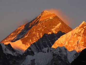 Which mountain is above 8000m in Nepal?